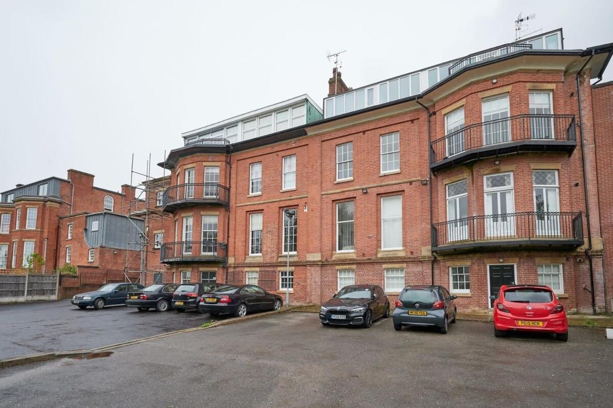 A Stylish With Parking In Preston Apartment *