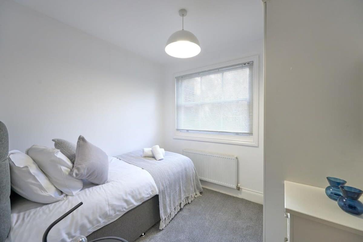 A Stylish With Parking In Preston Apartment *