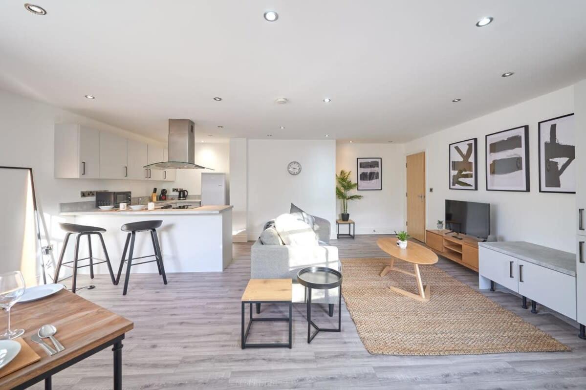 Apartment A Stylish With Parking In Preston *